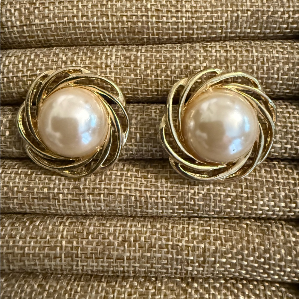 Elegant Gold Tone and Pearl Swirl clip-on Earrings